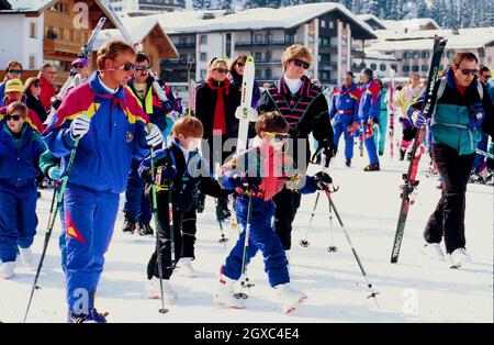 Prinz William und Prinz Harry mit der Diana, Prinzessin von Wales in Österreich während ihres Skiurlaubs 1992. Zu der Zeit, als die Prinzessin ihre Trennung mit Prinz Charles, Prinz von Wales, durchmachte. Stockfoto