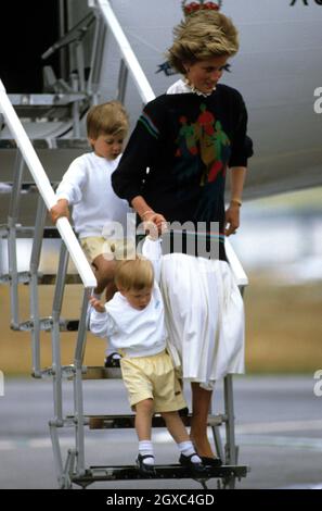 Diana, Prinzessin von Wales, und ihre jungen Söhne Prinz William und Prinz Harry kommen am 18. August 1986 zum Beginn ihres Urlaubs in Schottland am Flughafen Aberdeen an. Stockfoto