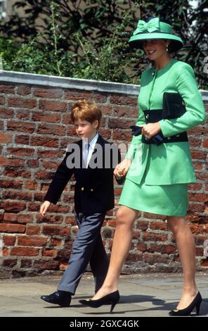 Diana, Prinzessin von Wales und Prinz Harry gehen zur St. George's Chapel, um an der Hochzeit von Lady Helen Windsor und Tim Taylor am 18. Juli 1992 in Windsor, England, teilzunehmen. Stockfoto