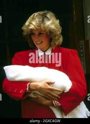 Prinzessin Diana, Prinzessin von Wales, lächelt, als sie ihr neugeborenes Baby, Prinz Harry, trägt, als sie im September 1984 das St. Mary's Hospital in London verlässt. Stockfoto