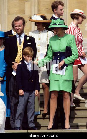 Diana, Prinzessin von Wales, und Prinz Harry besuchen am 18. Juli 1992 die Hochzeit von Lady Helen Windsor mit Tim Taylor in der St. George's Chapel, Windsor. Stockfoto