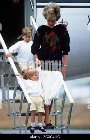 Diana, Prinzessin von Wales, und ihre jungen Söhne Prinz William und Prinz Harry kommen am 18. August 1986 zum Beginn ihres Urlaubs in Schottland am Flughafen Aberdeen an. Stockfoto