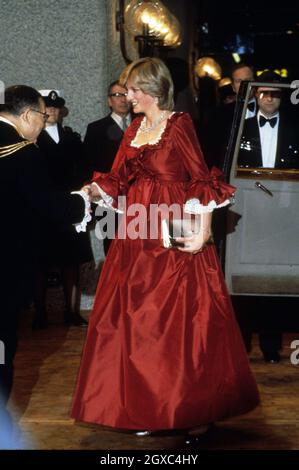 Diana, Prinzessin von Wales, trägt ein rotes Kleid von David Sassoon und besucht im März 1982 das Barbican Center. Stockfoto