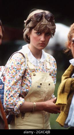 Lady Diana Spencer sieht Prinz Charles, Prinz von Wales, 1981 beim Polo spielen. Stockfoto