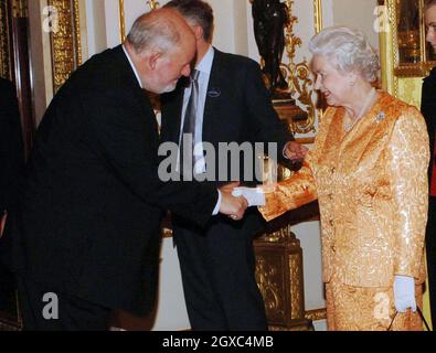 Königin Elizabeth II. Trifft am 20. März 2007 in London den ehemaligen Innenminister Charles Clarke bei einem Empfang des Buckingham Palace für Abgeordnete aus der Hinterbank. Stockfoto