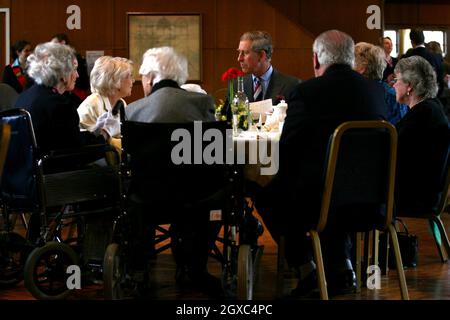 Prinz Charles, Prinz von Wales, nimmt Tee mit einigen der Bewohner von Whiteley Village, in Walton-on-Thames, Surrey, am Freitag, 23. März 2007. Der Prinz besuchte die Altersgruppe aufgrund seiner Rolle als Schirmherr des Almshouse-Vereins. Stockfoto