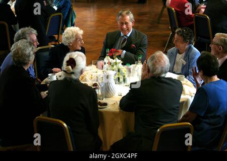 Prinz Charles, Prinz von Wales, nimmt Tee mit einigen der Bewohner von Whiteley Village, in Walton-on-Thames, Surrey, am Freitag, 23. März 2007. Der Prinz besuchte die Altersgruppe aufgrund seiner Rolle als Schirmherr des Almshouse-Vereins. Stockfoto