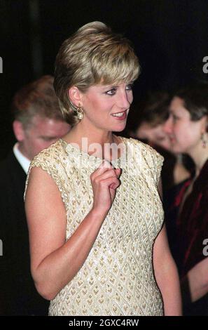 Diana, Prinzessin von Wales, als Schirmherrin des English National Ballet, besucht im März 1996 eine Aufführung von Alice im Wunderland im Coliseum in London. Diana trägt ein cremefarbenes Kleid von Catherine Walker. Stockfoto