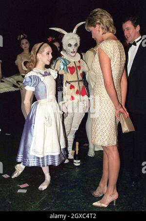 Diana, Prinzessin von Wales, als Schirmherrin des English National Ballet, besucht im März 1996 eine Aufführung von Alice im Wunderland im Coliseum in London. Diana trägt ein cremefarbenes Kleid von Catherine Walker. Stockfoto