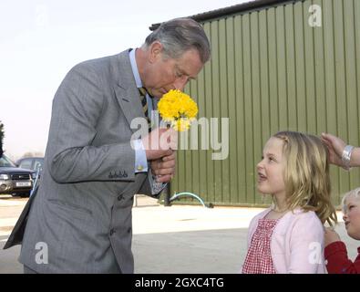 Prinz Charles, Prinz von Wales, erhält einen Blumenstrauß von der sechsjährigen Emily Green, als er am 27. März 2007 die English Whisky Company in Norfolk besucht. Stockfoto