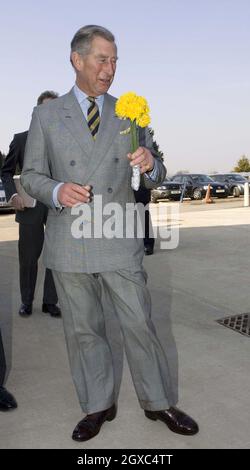 Prinz Charles, Prinz von Wales, erhält einen Blumenstrauß von der sechsjährigen Emily Green, als er am 27. März 2007 die English Whisky Company in Norfolk besucht. Stockfoto