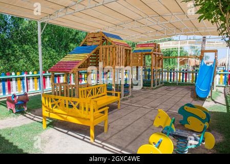 Große hölzerne Klettergerüst Struktur in einen Kinderspielplatz von Luxus Hotel Stockfoto