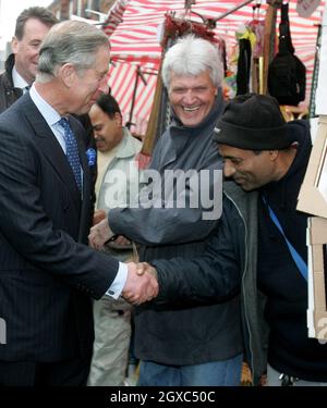 Prinz Charles, Prinz von Wales, trifft sich mit Mitgliedern der Öffentlichkeit, während er am 29. März 2007 durch den Walthamstow Straßenmarkt im Nordosten Londons tourte. Stockfoto