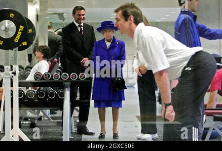 Queen Elizabeth II inspiziert ein Fitnessstudio während ihres Besuchs im neuen National Tennis Centre, Roehampton, in London am 29 2007. März. Stockfoto