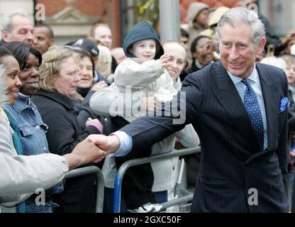 Prinz Charles, Prinz von Wales, trifft sich mit Mitgliedern der Öffentlichkeit, während er am 29. März 2007 durch den Walthamstow Straßenmarkt im Nordosten Londons tourte. Stockfoto