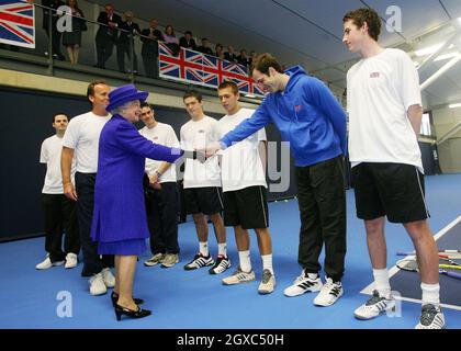 Queen Elizabeth II schüttelt sich die Hände mit dem britischen Tennisspieler Greg Rusedski während ihres Besuchs im neuen National Tennis Center, Roehampton, in London am 29 2007. März. Stockfoto