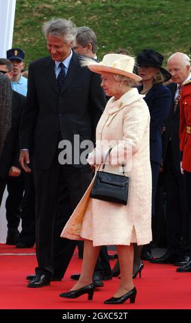 Königin Elizabeth II. Und der französische Premierminister Dominique de Villepin nehmen an einer Zeremonie anlässlich des 90. Jahrestages der Schlacht von Vimy Ridge Teil, bei der am 9. April 2007 in Nordfrankreich mehr als 3,500 kanadische Truppen getötet wurden. Stockfoto