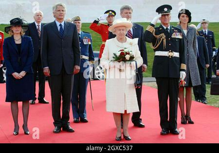 Königin Elizabeth II. Und Prinz Philip, Herzog von Edinburgh, werden von dem französischen Premierminister Dominique de Villepin (links von Queen), seiner Frau Marie-Laure (rechts in Baskenmütze) und dem kanadischen Premierminister Stephen Harper (hinter Queen) begleitet. Und seine Frau Laureen (links), die während einer Zeremonie anlässlich des 90. Jahrestages der Schlacht von Vimy Ridge, bei der mehr als 3,500 kanadische Truppen getötet wurden, am 9. April 2007 in Nordfrankreich zur Kenntnis genommen werden. Stockfoto
