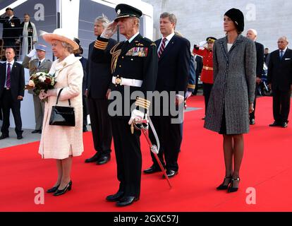 Königin Elizabeth II. Und Prinz Philip, Herzog von Edinburgh, werden von dem französischen Premierminister Dominique de Villepin (hinter Queen), seiner Frau Marie-Laure (rechts in Baskenmütze) und dem kanadischen Premierminister Stephen Harper (hinter Duke) begleitet. Während einer Zeremonie anlässlich des 90. Jahrestages der Schlacht von Vimy Ridge, bei der am 9. April 2007 in Nordfrankreich mehr als 3,500 kanadische Truppen getötet wurden, werden sie darauf aufmerksam. Stockfoto