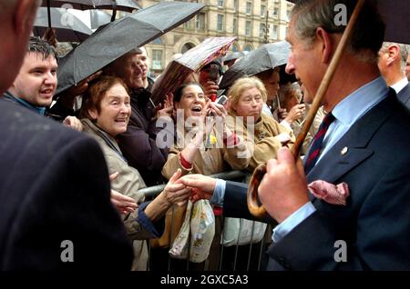 Prinz Charles, Prinz von Wales, steht unter einem Dach, als er am 23. April 2007 vor der St Georges Hall, Liverpool, mit Mitgliedern der Öffentlichkeit zusammenkommt. Der Prinz kam in Liverpool an, um die St. George's Hall wieder zu öffnen, als England seinen schutzpatrontag feiert. Stockfoto