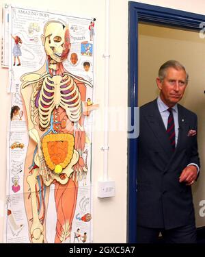 Prinz Charles, Prinz von Wales, besucht das Toxteth Town Hall Community Center in Liverpool am St. Georges's Day, dem 23. April 2007. EMPICS Entertainment Foto. Anwar Hussein/EMPICS Entertainment Photo. Stockfoto