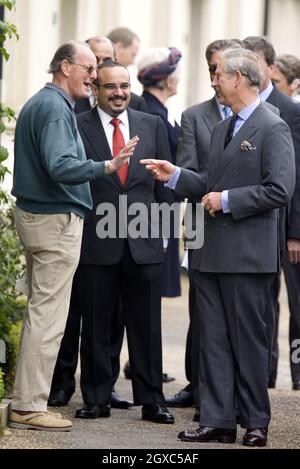 Prinz Charles, Prinz von Wales, besucht Poundbury in Dorset mit seiner Hoheit, dem Kronprinzen von Bahrain (rote Krawatte) und trifft am 27. April 2007 einen Bewohner des Dorfes, den ehemaligen Kommandanten Bill Kay-Smith. Stockfoto