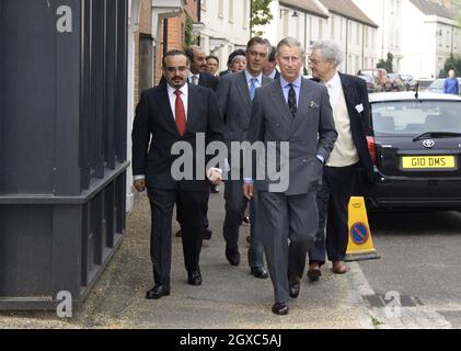 Prinz Charles, Prinz von Wales, besucht Poundbury in Dorset mit seiner Hoheit, dem Kronprinzen von Bahrain (rote Krawatte) am 27. April 2007. Stockfoto