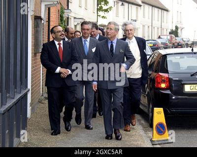 Prinz Charles, Prinz von Wales, besucht Poundbury in Dorset mit seiner Hoheit, dem Kronprinzen von Bahrain (rote Krawatte) am 27. April 2007. Stockfoto