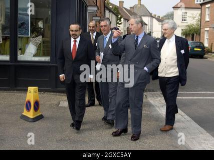 Prinz Charles, Prinz von Wales, besucht Poundbury in Dorset mit seiner Hoheit, dem Kronprinzen von Bahrain (rote Krawatte) am 27. April 2007. Stockfoto