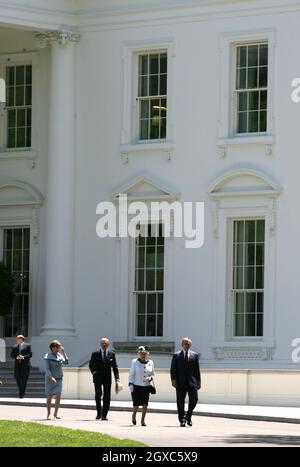 Königin Elizabeth II. Und Prinz Philip, Herzog von Edinburgh, gehen am 7. Mai 2007 mit Präsident George W. Bush und Frau Laura im Weißen Haus, Washington DC, spazieren. Stockfoto