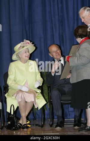 Queen Elizabeth ll und Prince Philip, Duke of Edinburgh, erhalten ein Foto, das vom Hubble-Teleskop aufgenommen wurde, als sie am 8. Mai 2007 das NASA Goddard Space Flight Center in Greenbelt, Maryland, besuchen. Stockfoto
