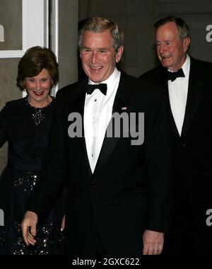 US-Präsident George W. Bush mit seiner Frau Laura und seinem Vater, dem ehemaligen US-Präsidenten George Bush SNR. Treffen Sie sich am 8. Mai 2007 zu einem von der Queen veranstalteten Abendessen in der Residenz des britischen Botschafters in Washington DC. Stockfoto
