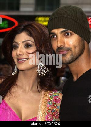 Die indische Schauspielerin Shilpa Shetty posiert mit dem Bollywood-Schauspieler John Abraham, als sie am 8. Mai 2007 zur Weltpremiere von Life in A Metro im Empire Cinema am Leicester Square im Zentrum von London eintraf. Stockfoto