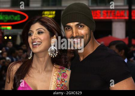 Die indische Schauspielerin Shilpa Shetty posiert mit dem Bollywood-Schauspieler John Abraham, als sie am 8. Mai 2007 zur Weltpremiere von Life in A Metro im Empire Cinema am Leicester Square im Zentrum von London eintraf. Stockfoto