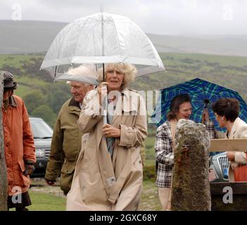 Camilla, Herzogin von Cornwall, untersteht einem Regenschirm, während sie am 11. Mai 2007 beim Dartmoor Pony Moorland Scheme in Devon nassen und windigen Bedingungen trotzt. Stockfoto