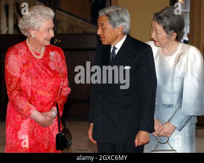 Am 29. Mai 2007 begrüßt Königin Elizabeth II. Kaiser Akihito und Kaiserin Michiko von Japan am großen Eingang des Buckingham Palace in London. Stockfoto