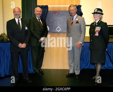 Prinz Charles, Prinz von Wales, enthüllt eine Tafel mit Professor David Halton, dem Vizekanzler der Glamorgan University, Dr. David Grant, dem Vizekanzler der Cardiff University und Chief Constable Barbara Whilding, als er das Universities Police Science Institute an der University of Glamorgan in Pontypridd eröffnet, South Wales am 6. Juni 2007. Stockfoto