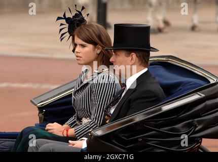 Prinz Andrew, Herzog von York, und seine Tochter, Prinzessin Eugenie, sitzen in einem offenen Wagen bei der Troping the Color Zeremonie in London zusammen. Stockfoto