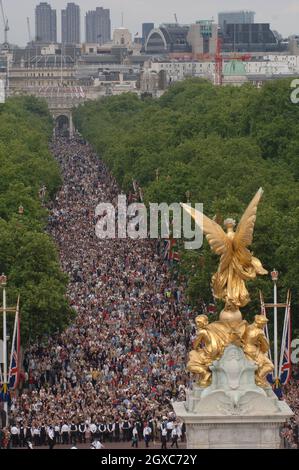 Nach einem Gottesdienst zum 25. Jahrestag des Krieges in den Falklands laufen Menschenmassen die Mall in London entlang. Stockfoto