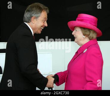 Premierminister Tony Blair schüttelt Baronin Margaret Thatcher während eines Falkland-Kriegs-Gedenkens bei der Horse Guards Parade in London die Hände. Stockfoto