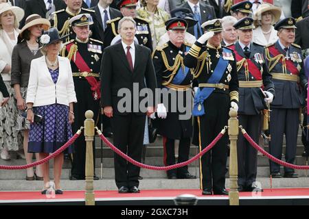 Prinz Charles, Prinz von Wales, begleitet von Camilla, Herzogin von Cornwall und Premierminister Tony Blair, begrüßt die Falklands Veterans Parade in der Mall, London, um 25 Jahre seit dem Ende des Falklands-Krieges zu gedenken. Stockfoto