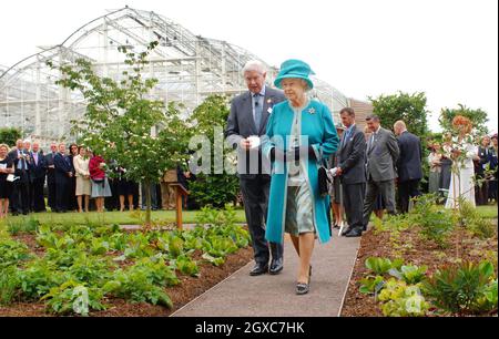 Königin Elizabeth II. Besucht den Garten der Royal Horticultural Society in Wisley, Surrey, wo sie das Glasshouse anlässlich des zweihundertjährigen Gartenjahres offiziell eröffnete. Stockfoto