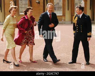 Premierminister Tony Blair wird in Begleitung seiner Frau Cherie von der Dame der Königin in Waiting, Lady Hussey, Left und Equerry, Heber Ackland begrüßt, als er zu einer Audienz bei der britischen Königin Elizabeth II. Im Buckingham Palace eintrifft, wo er am 27. Juni 2007 seinen Rücktritt angab. Stockfoto