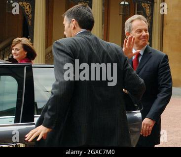 Premierminister Tony Blair verlässt in Begleitung seiner Frau Cherie den Buckingham Palace, nachdem er am 27. Juni 2007 Königin Elizabeth II seinen Rücktritt angeboten hatte. Stockfoto