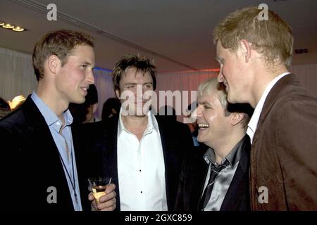 Prinz William und Prinz Harry unterhalten sich mit Simon Le Bon und Nick Rhodes von Duran Duran bei einem Empfang nach dem Konzert für Diana im Wembley Stadium. Stockfoto