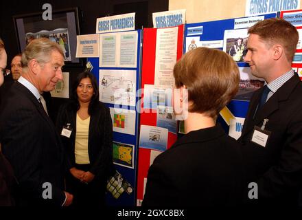 Prinz Charles, Prinz von Wales, spricht mit Mitarbeitern des Crisis Command Teams während seiner Tour durch das Foreign and Commonwealth Office in Whitehall, im Zentrum von London. Stockfoto