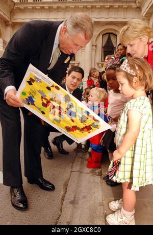Prinz Charles, Prinz von Wales, erhält eine selbstgemachte Karte, als er das Foreign and Commonwealth Office in Whitehall, im Zentrum von London, besucht. Stockfoto