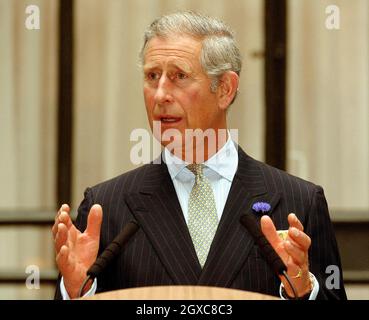 Prinz Charles, Prinz von Wales, hält eine Rede während seiner Tournee durch das Foreign and Commonwealth Office in Whitehall, im Zentrum von London. Stockfoto