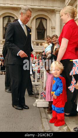 Prinz Charles, Prinz von Wales, trifft einen jungen Superman, als er das Foreign and Commonwealth Office in Whitehall im Zentrum von London besucht. Stockfoto