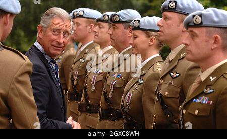 Prinz Charles, Prinz von Wales, Oberst-in-Chief, unterhält sich nach der Übergabe der OP Herrick-Medaillen an das 9 Regiment, Army Air Corps im Clarence House in London. Stockfoto